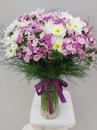 Cam Vazoda Beyaz Pembe Kır Çiçekler